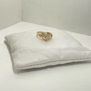 Elegant Gold Swirl Ring
